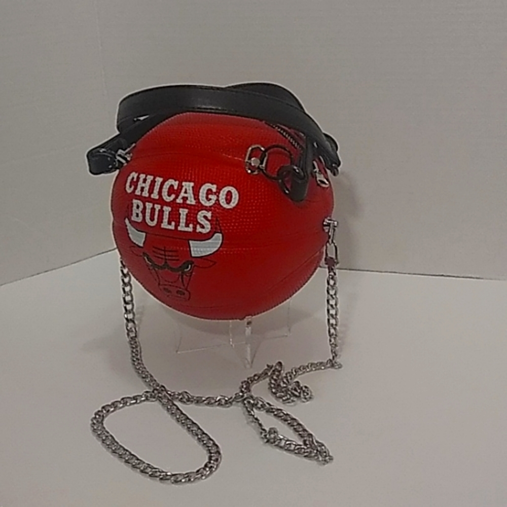 NWT LIMITED EDITION HANDMADE CHICAGO BULLS SMALL BASKETBALL PURSE π - Picture 8 of 17